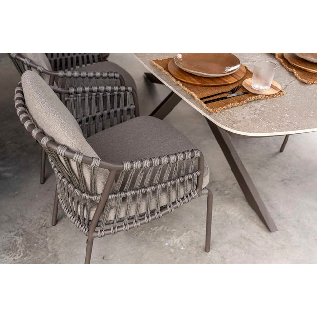 4 Seasons Outdoor Capalbio Essstuhl + Taste 4SO Prado Tisch mit Keramiktisch Top Barrel Terre 240 cm