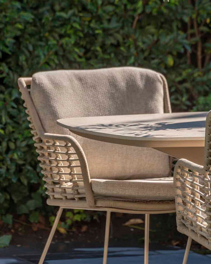 4 Seasons Outdoor Fabrice Essstuhl Latte + Taste 4SO Manolo Tisch Latte mit bedrucktem Keramiktisch Top 240 cm