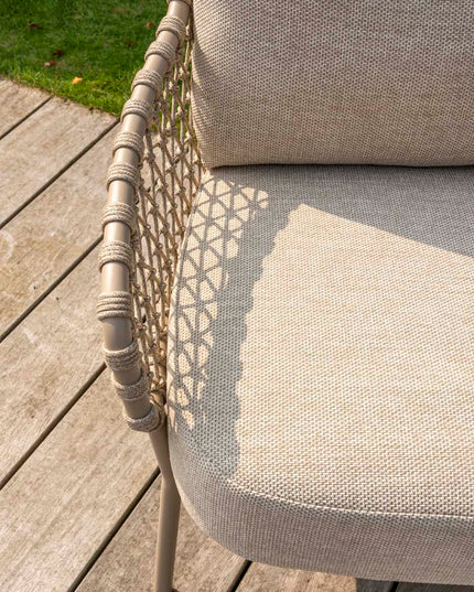 4 Seasons Outdoor Garten Sardinia niedriger Esstuhl + Taste 4SO Saba Low Dining Latte Basis mit Teaktisch 130 Ø CM