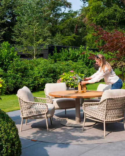4 Seasons Outdoor Garten Sardinia niedriger Esstuhl + Taste 4SO Saba Low Dining Latte Basis mit Teaktisch 130 Ø CM