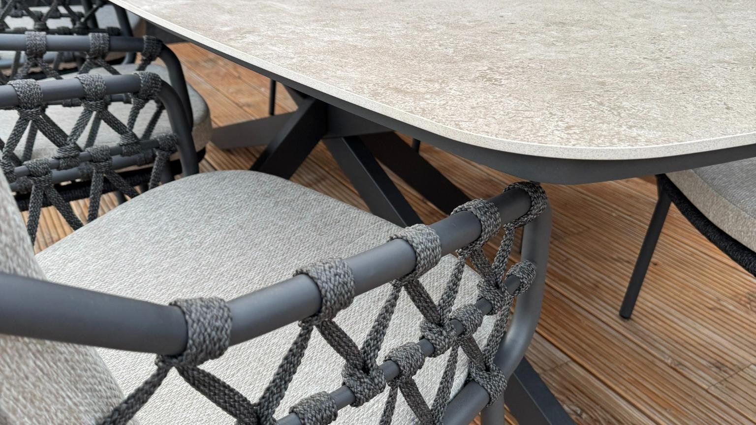 Geleverde projecten : Prado Elips Keramiek met Calpi dining stoelen