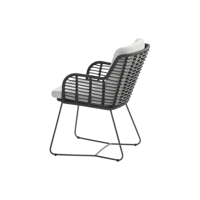 4 Seasons Outdoor Fabrice Essstuhl Anthrazit + Taste 4SO Prado Tisch mit Keramik -Tisch -Top -Fass -Anthrazit 240 cm