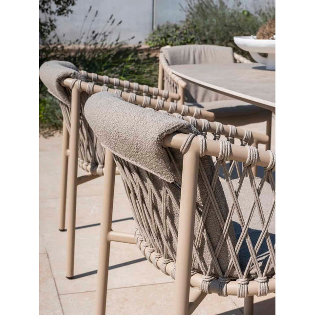 4 Seasons Outdoor Allora Essstuhl Latte + Taste 4SO Korsica Tisch Teak 160 Ø CM