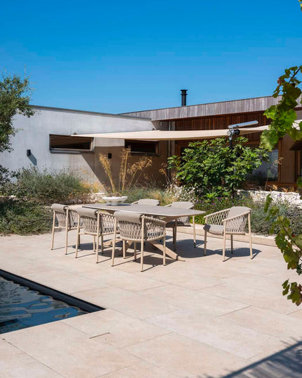 4 Seasons Outdoor Allora Essstuhl Latte + Geschmack 4SO Liam Tisch mit Keramikblatt 240 cm