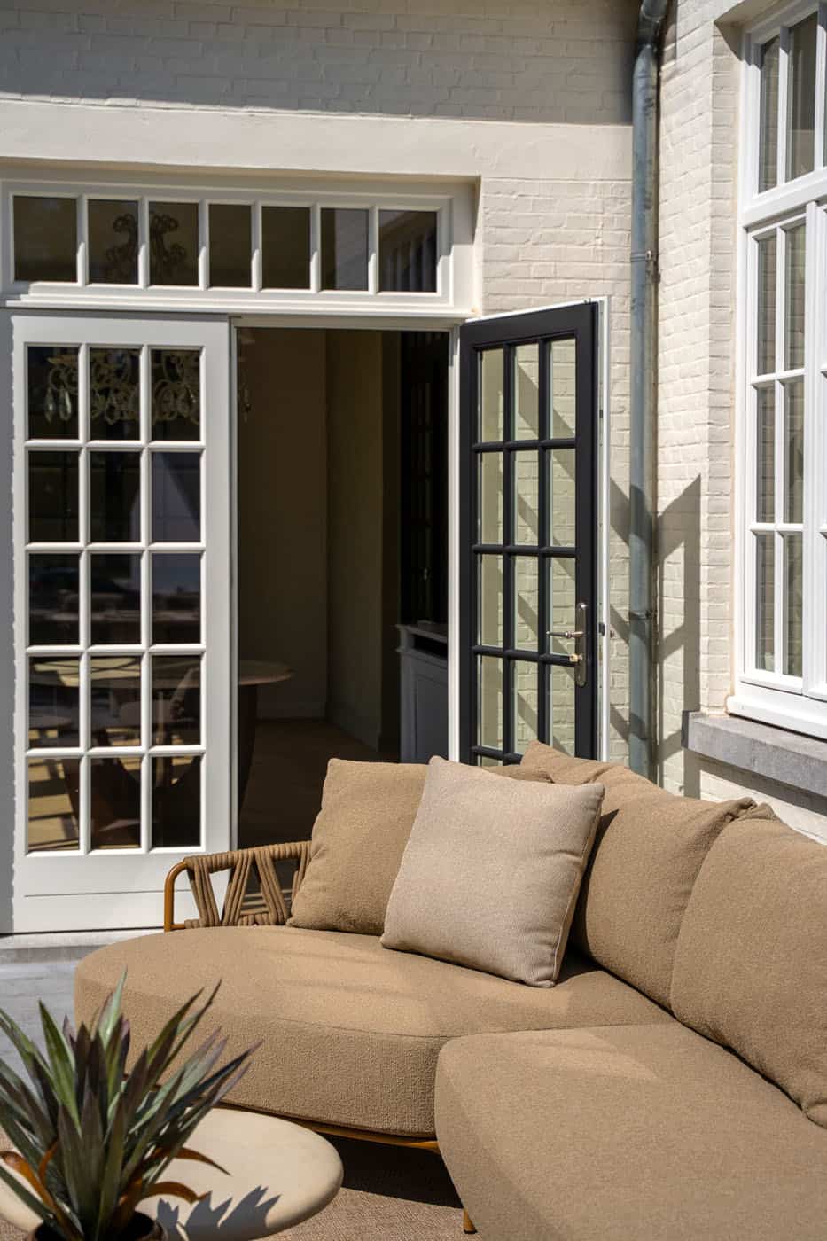 4SO Biarritz lounge set amber met Hampton salontafel 65x35cm