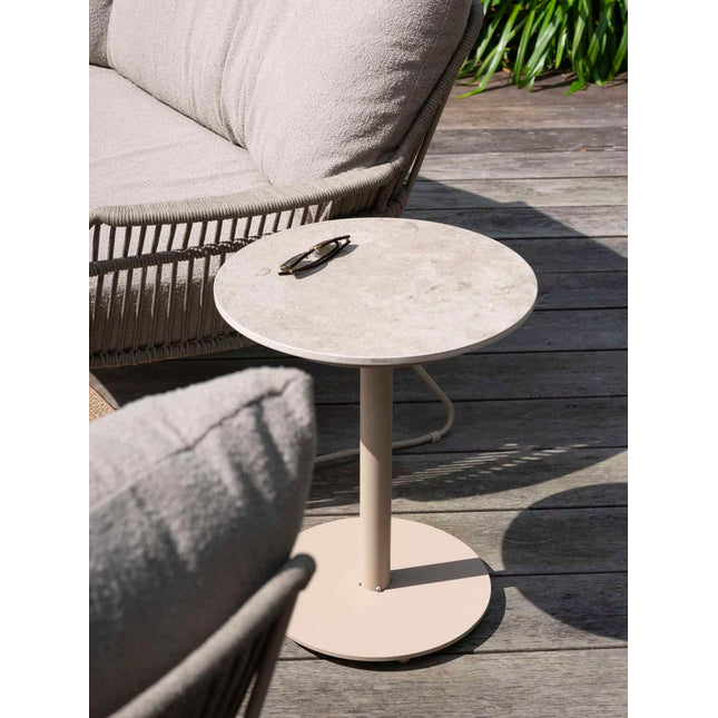 4 Seasons Outdoor Boaz Side Table mit Keramiktisch -Tisch, Zentralbein Latte 45 cm. Ø (H 55)