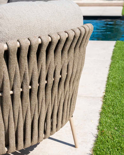 4 Seasons Outdoor Comino Lounge Sofa + Volta Seiten Tabelle 45 Ø cm Latte
