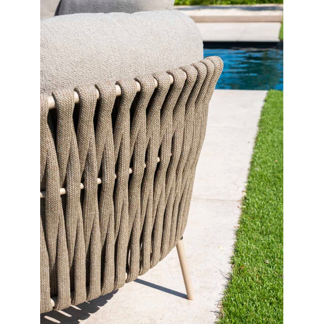 4 Seasons Outdoor Comino Lounge Sofa + Volta Seiten Tabelle 45 Ø cm Latte