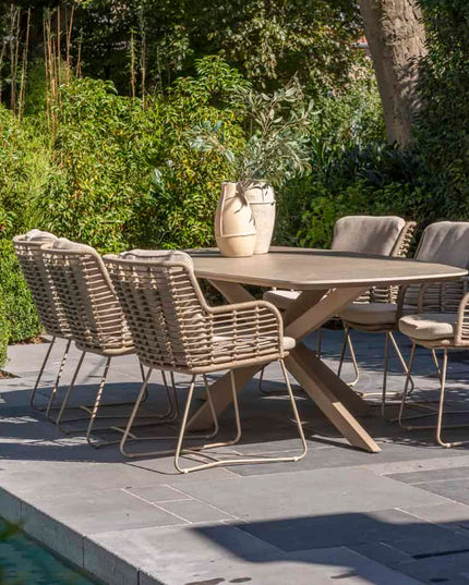 4 Seasons Outdoor Fabrice Essstuhl Latte + Geschmack 4SO Prado Teaktisch 130 Ø CM Teak -Teakbasis