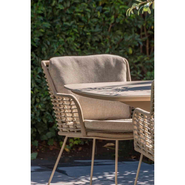 4 Seasons Outdoor Fabrice Essstuhl Latte + Taste 4SO Manolo Tisch Latte mit bedrucktem Keramiktisch Top 240 cm