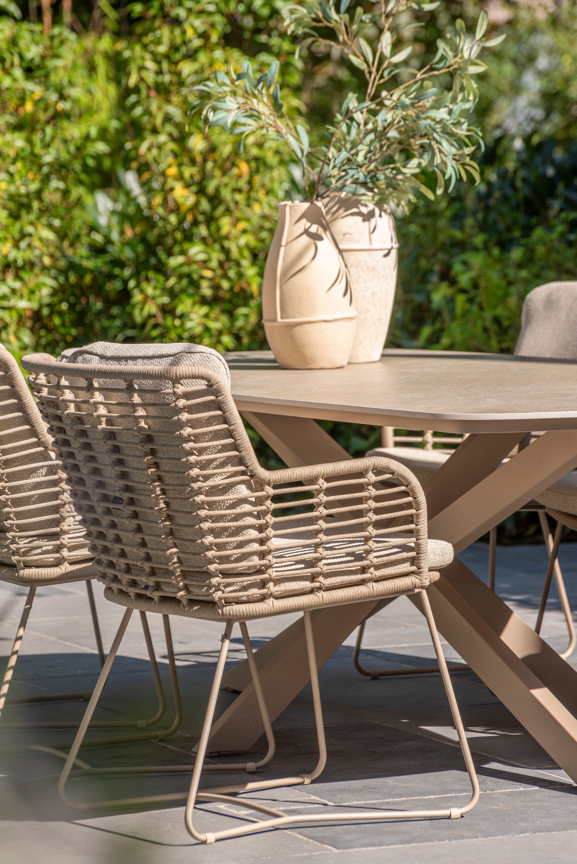 Fabrice dining set with Privada ellipse dining table - Detail