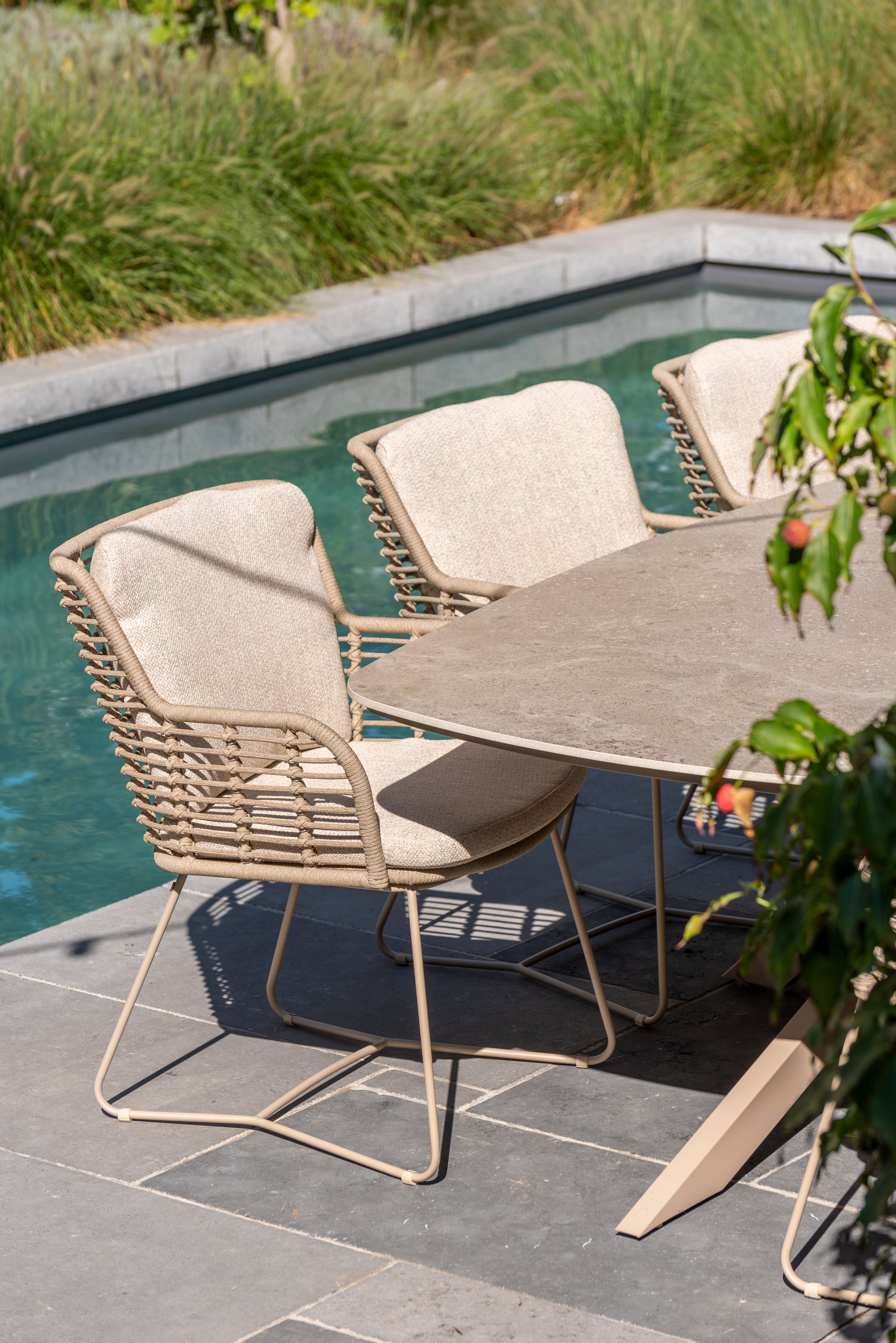 Fabrice dining set Latte with Prado dining table Teak top 160cm - Detail