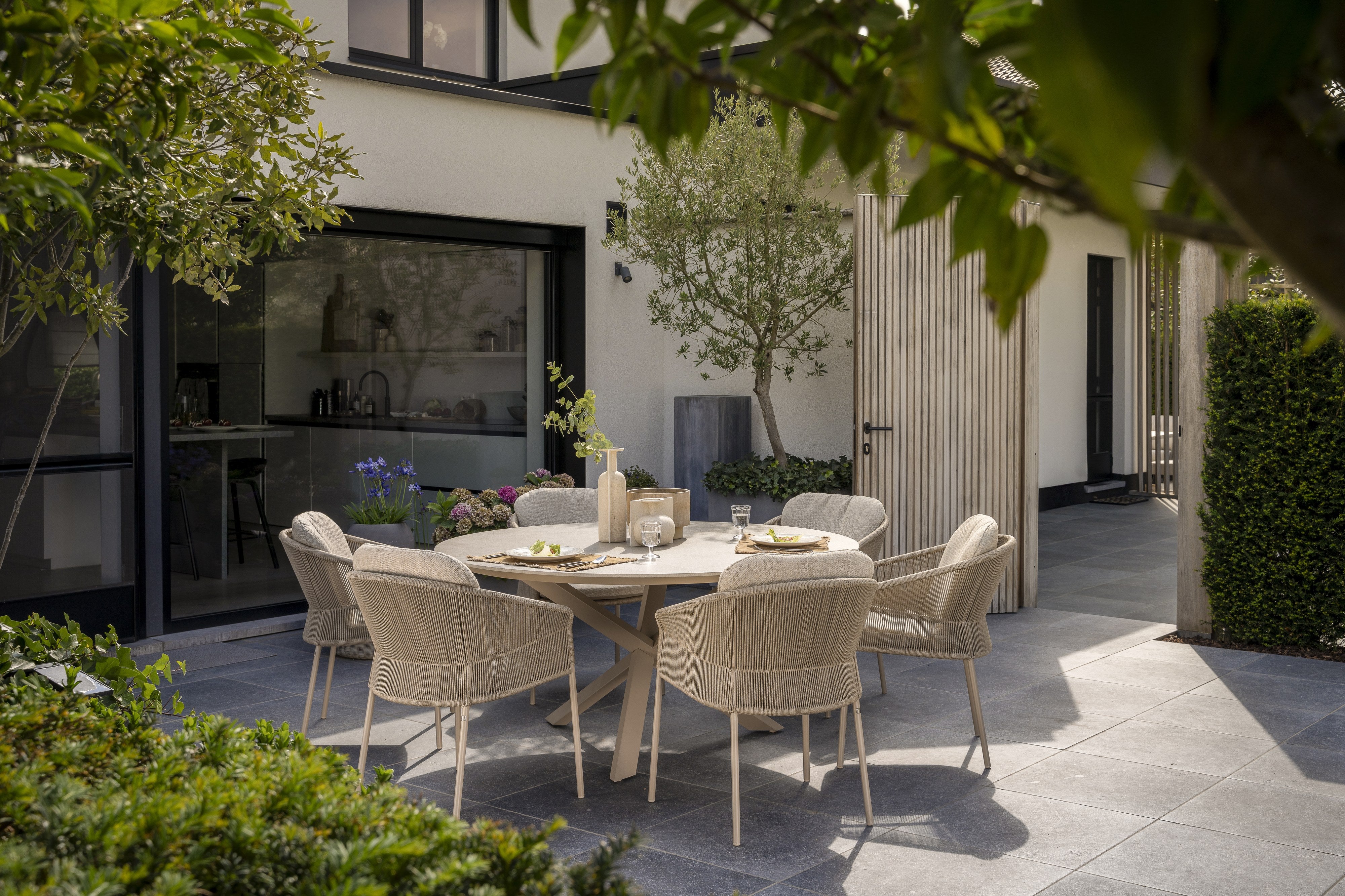 4SO Florence dining set latte (4 st.) met Prado tafel ⌀130cm — sfeervolle tuinset van 4 Seasons Outdoor