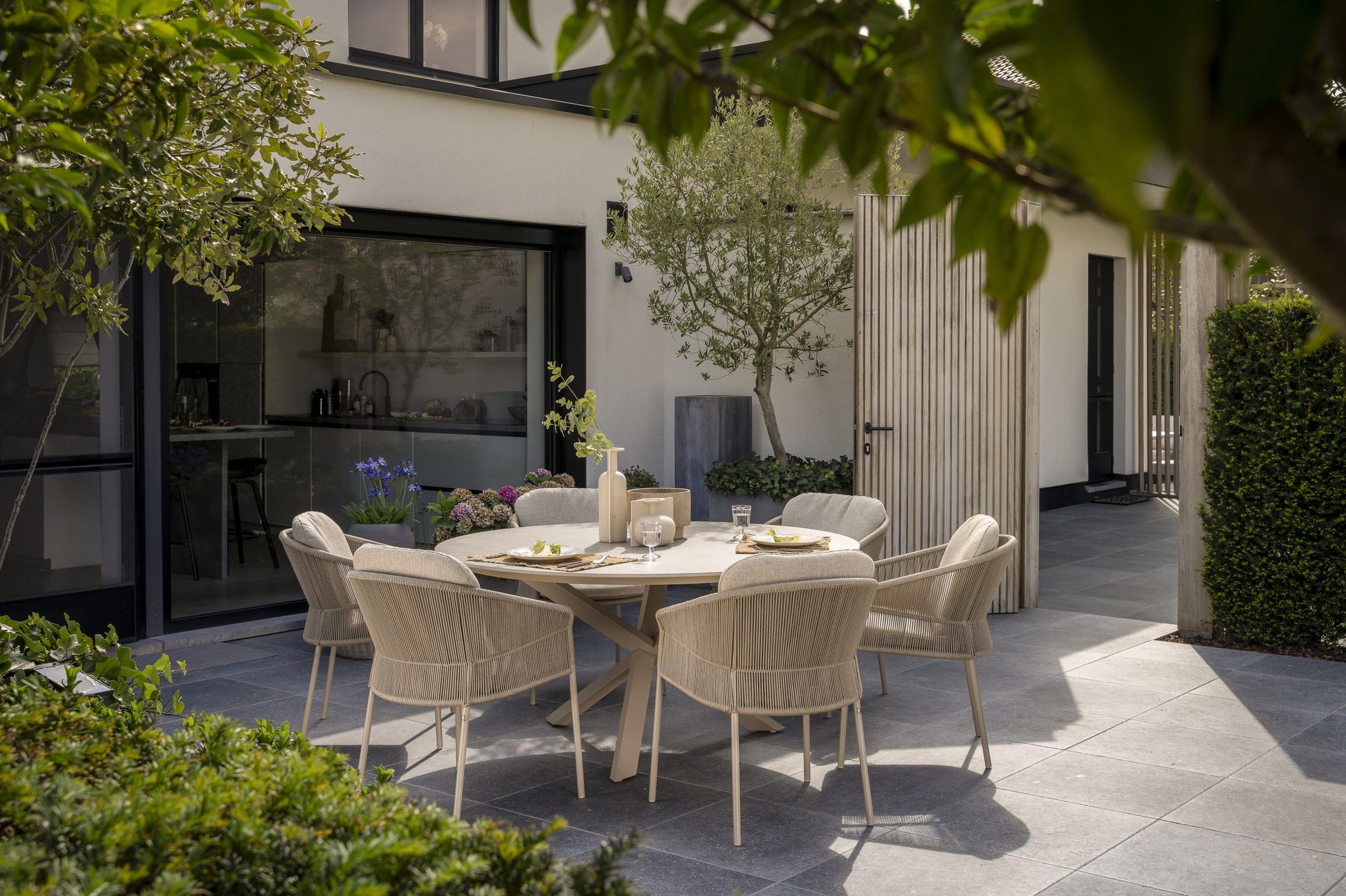 4SO Florence dining set latte (6 st.) met Prado tafel ⌀160cm — sfeervolle tuinset van 4 Seasons Outdoor