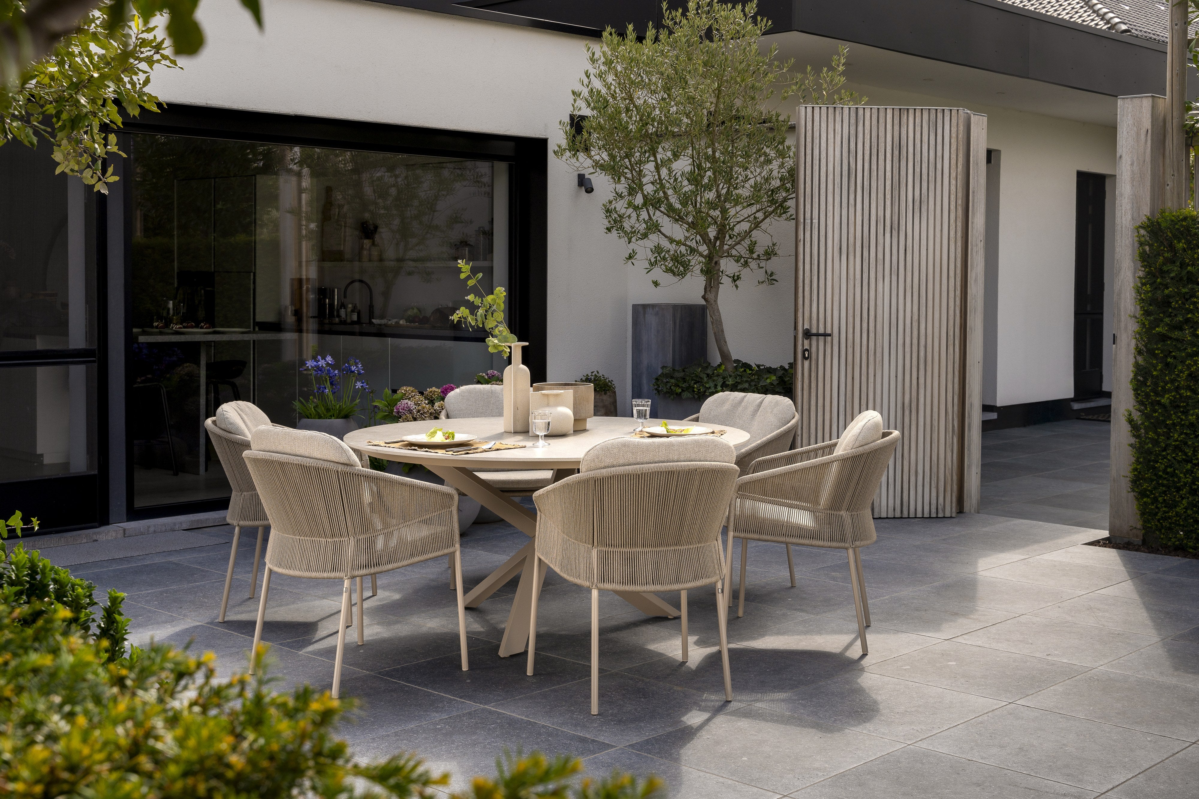 4SO Florence dining set latte (6 st.) met Prado tafel ⌀160cm — sfeervolle tuinset van 4 Seasons Outdoor