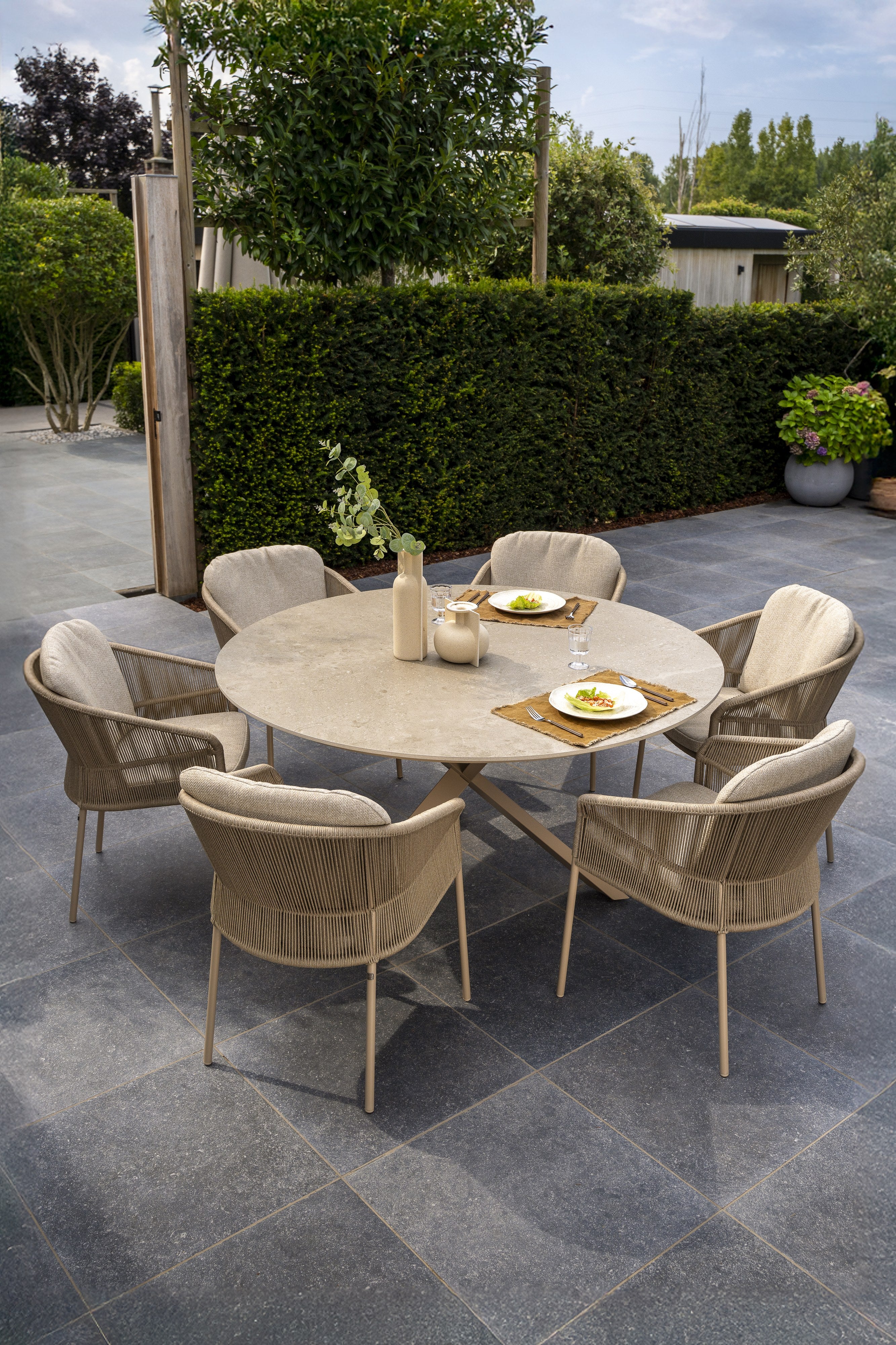 4SO Florence dining set latte (4 st.) met Prado tafel ⌀130cm — sfeervolle tuinset van 4 Seasons Outdoor