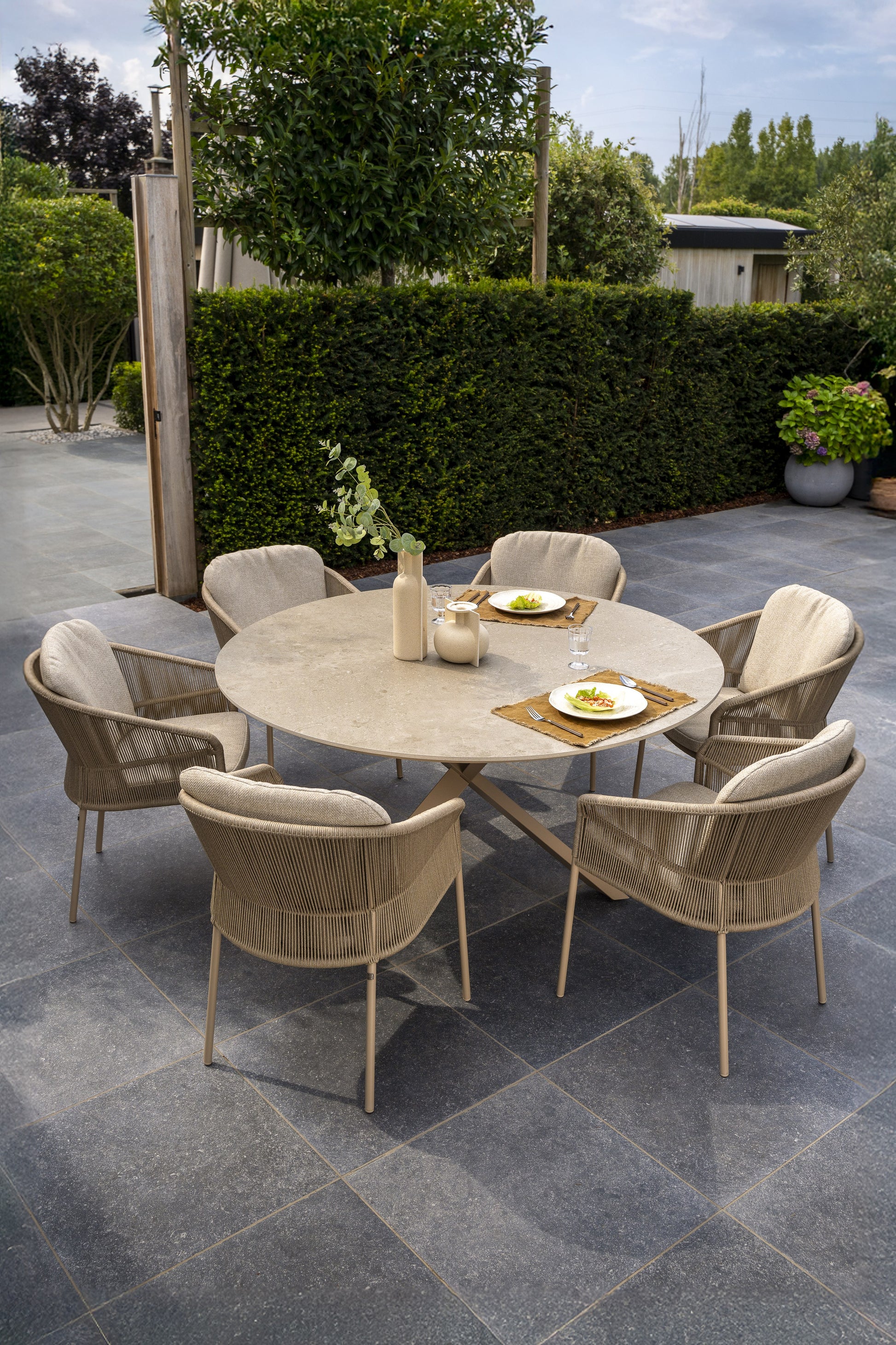 4SO Florence dining set latte (6 st.) met Prado tafel ⌀160cm — sfeervolle tuinset van 4 Seasons Outdoor