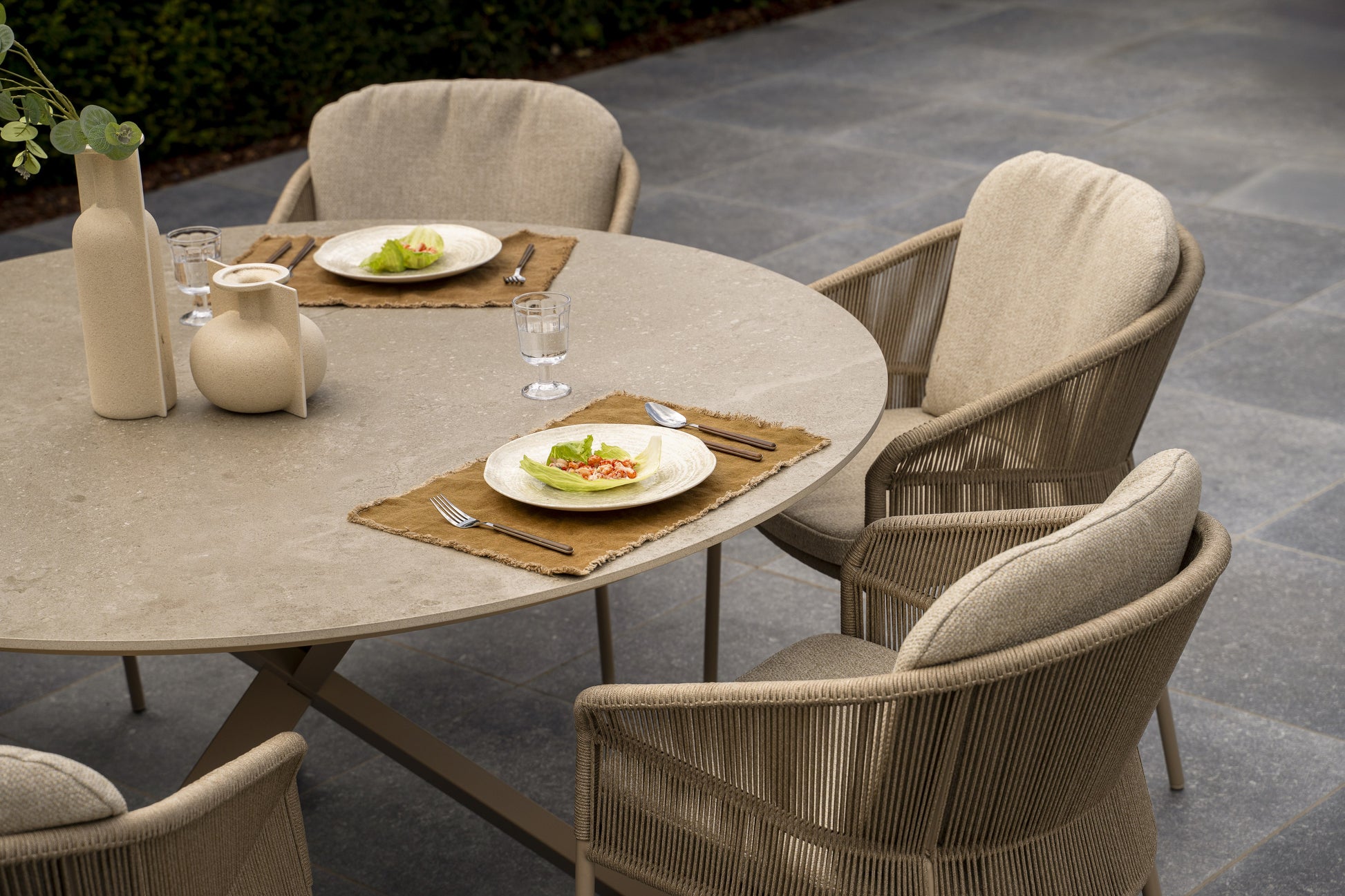 4SO Florence dining set latte (6 st.) met Prado tafel ⌀160cm — sfeervolle tuinset van 4 Seasons Outdoor