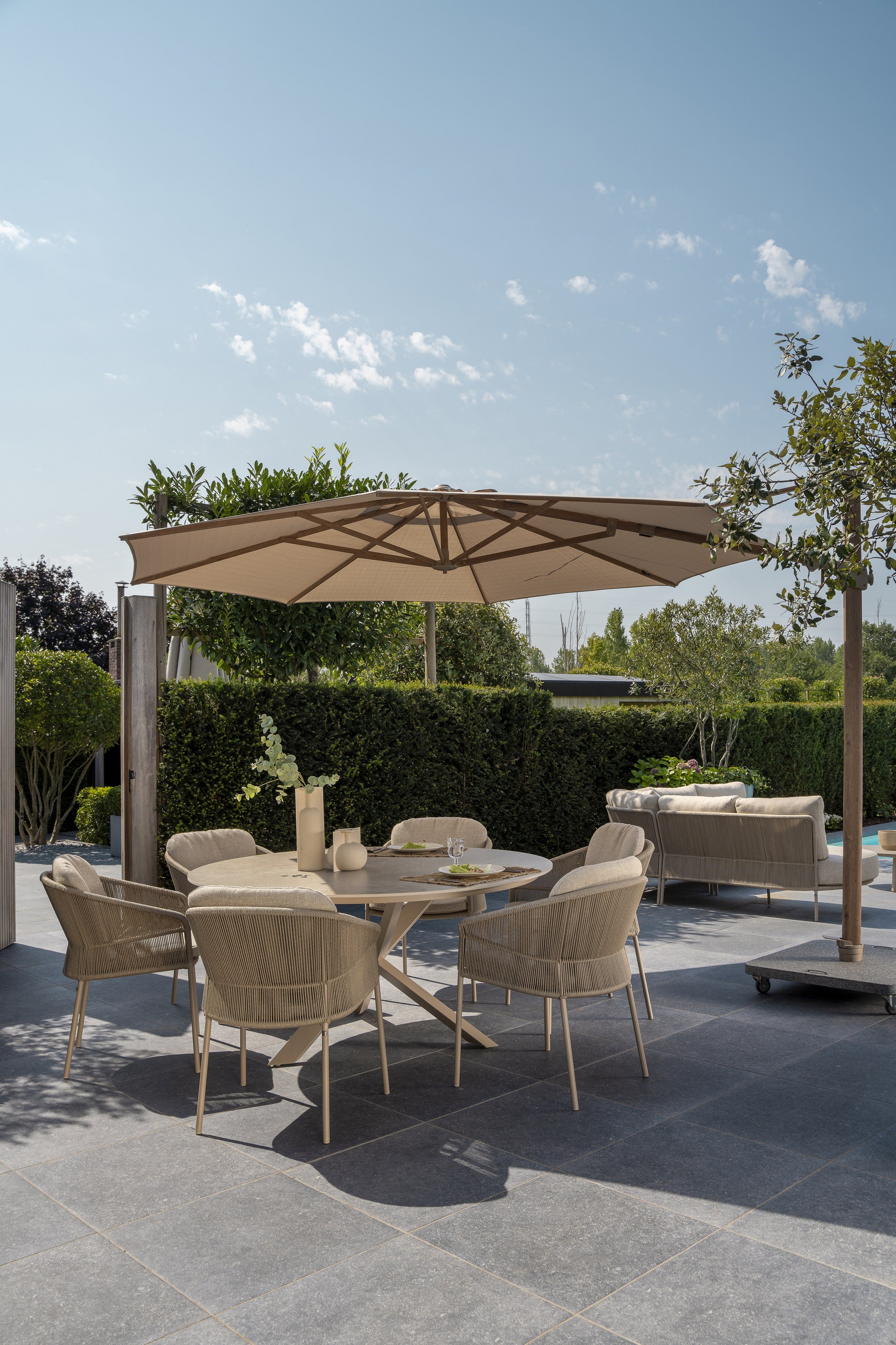 4SO Florence dining set latte (4 st.) met Prado tafel ⌀130cm — sfeervolle tuinset van 4 Seasons Outdoor