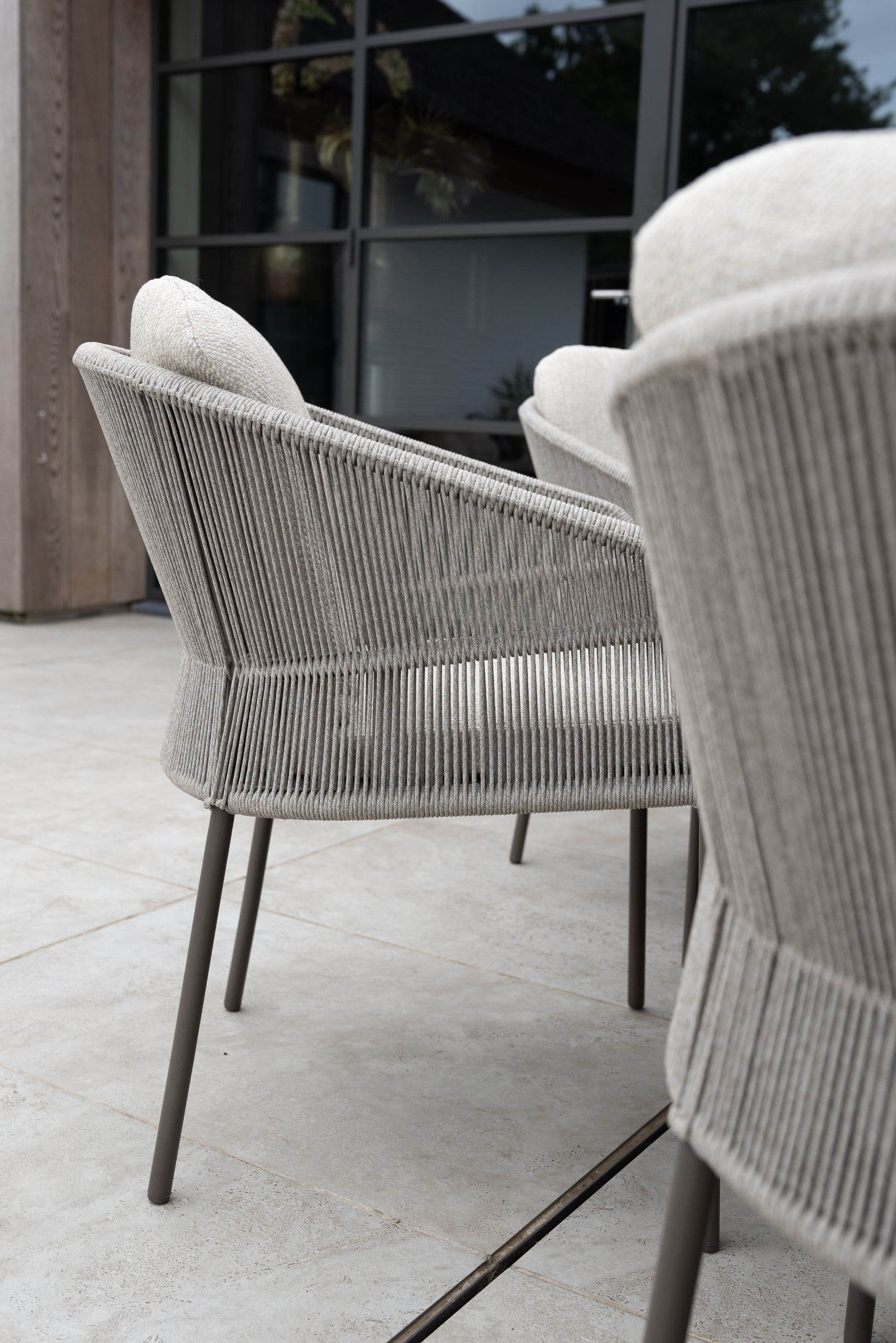 Taste 4SO Florence low dining chair terre with 2 cushions - Detail view