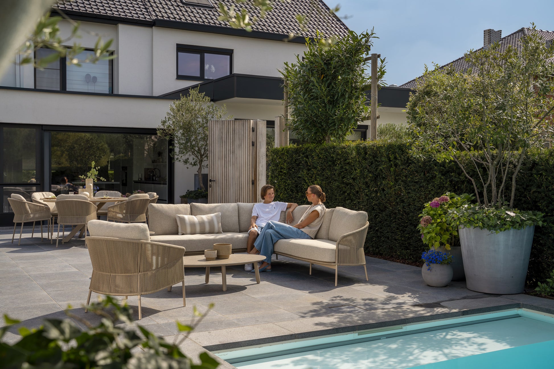 4SO Florence lounge set latte met Salute salontafel 65x30cm — sfeervolle tuinset van 4 Seasons Outdoor