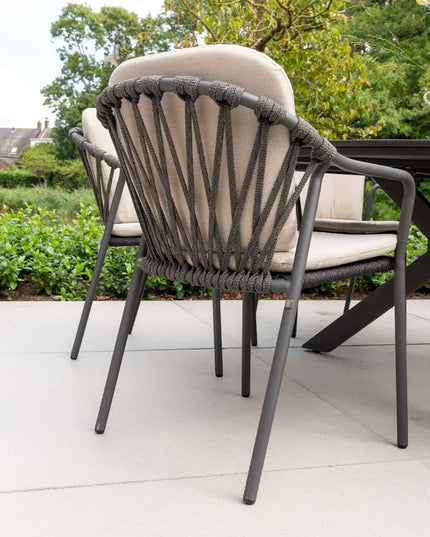 Taste 4SO Manitoba Stackbare Essstuhl Anthrazit + 4 Seasons Outdoor Locarno Tisch HPL Slate Anthrazit 160 Ø cm