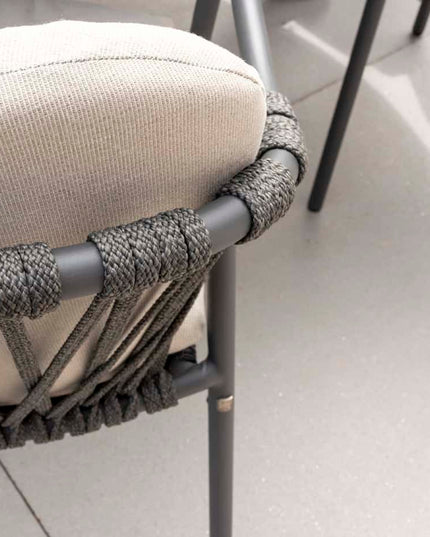 Taste 4SO Manitoba Stackbare Essstuhl Anthrazit + 4 Seasons Outdoor Locarno Tisch HPL Slate Anthrazit 160 Ø cm