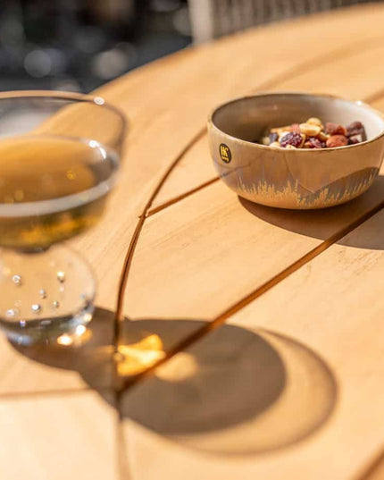 Taste 4SO Manitoba Stapelbares Essstuhl Olive + Prado Teaktabelle 130 Ø CM Teak -Basis