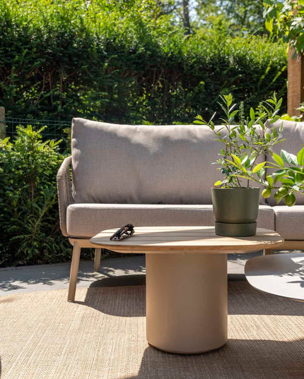 Taste 4SO Puglia Lounge Set 3-Sitzer-Lounge-Sofa + 2x Lounge Stuhl + Demi-Set von 2 Kaffeetischen Latte