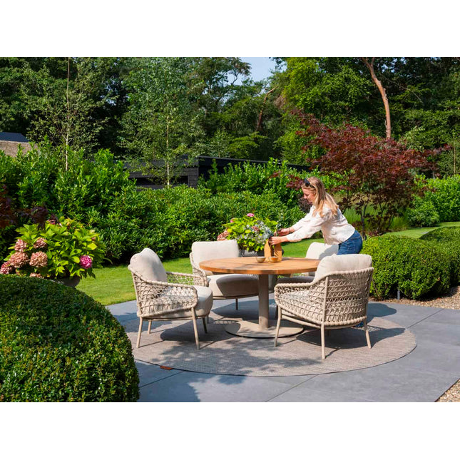 4 Seasons Outdoor Garten Sardinia niedriger Esstuhl + Taste 4SO Saba Low Dining Latte Basis mit Teaktisch 130 Ø CM